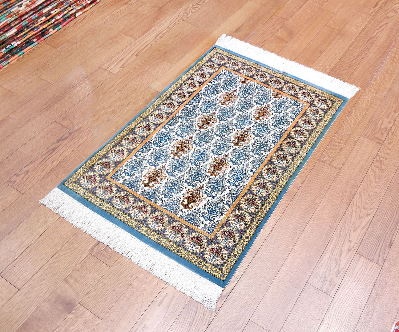 Ghom selyem szőnyeg 118 x 80 cm-KR1994-ghom-különlegesen-finoman-csomózott-jelzett-selyem-szőnyeg-Iránból-a