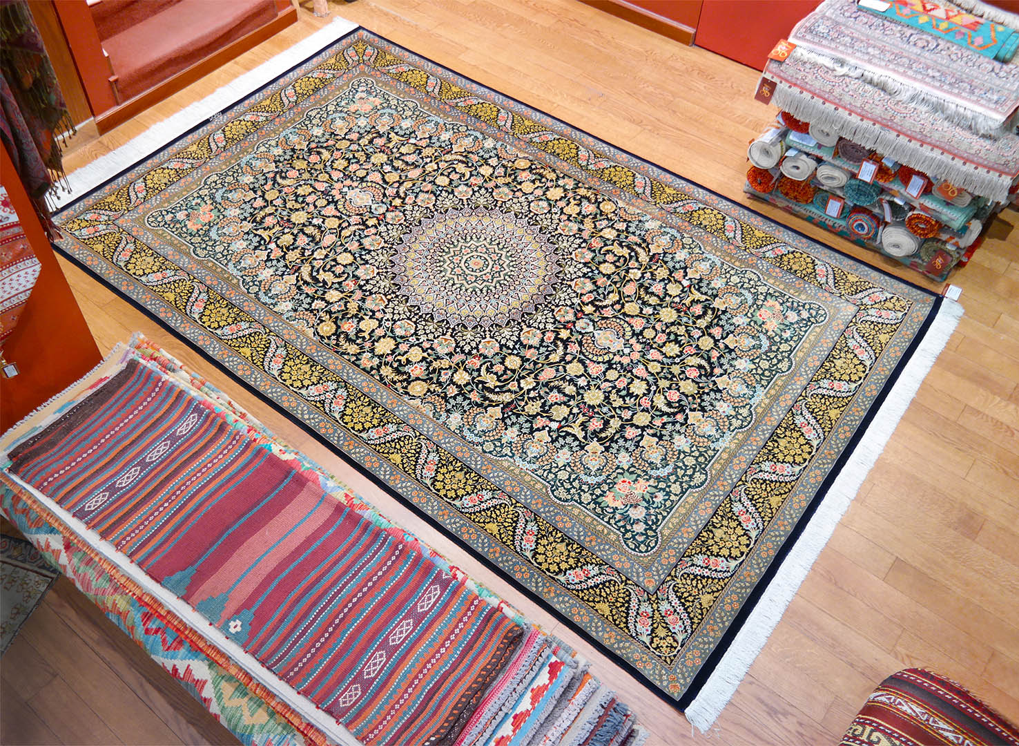 Ghom selyem szőnyeg 300 x 193 cm - KR1985-Ghom-kézi-csomózású-különleges-jelzett-selyemszőnyeg-Iránból-g Ghom selyem szőnyeg 300 x 193 cm - KR1985-Ghom-kézi-csomózású-különleges-jelzett-selyemszőnyeg-Iránból-g