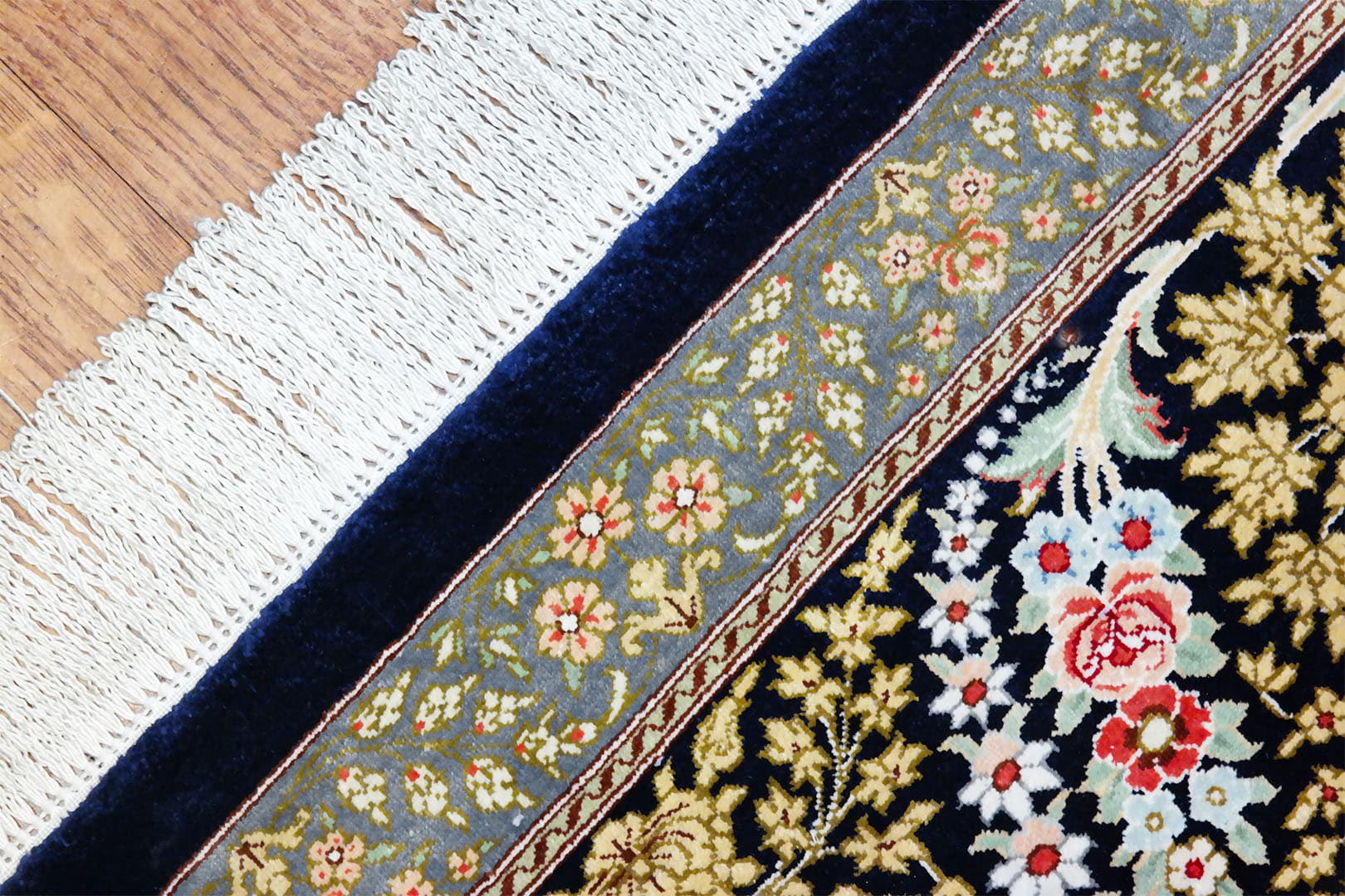 Ghom selyem szőnyeg 300 x 193 cm - KR1985-Ghom-kézi-csomózású-különleges-jelzett-selyemszőnyeg-Iránból-j Ghom selyem szőnyeg 300 x 193 cm - KR1985-Ghom-kézi-csomózású-különleges-jelzett-selyemszőnyeg-Iránból-j