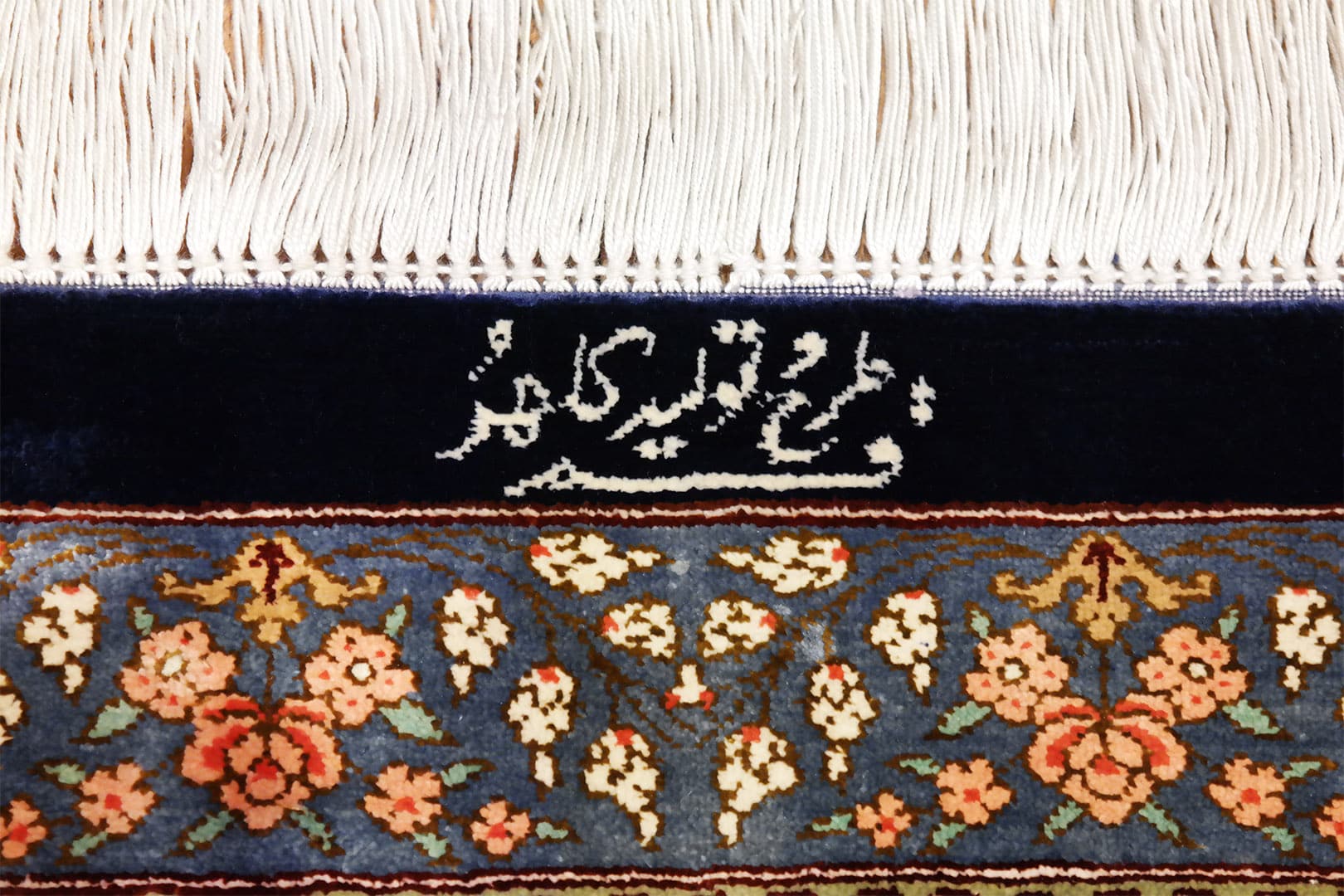 Ghom selyem szőnyeg 300 x 193 cm - KR1985-Ghom-kézi-csomózású-különleges-jelzett-selyemszőnyeg-Iránból-k Ghom selyem szőnyeg 300 x 193 cm - KR1985-Ghom-kézi-csomózású-különleges-jelzett-selyemszőnyeg-Iránból-k