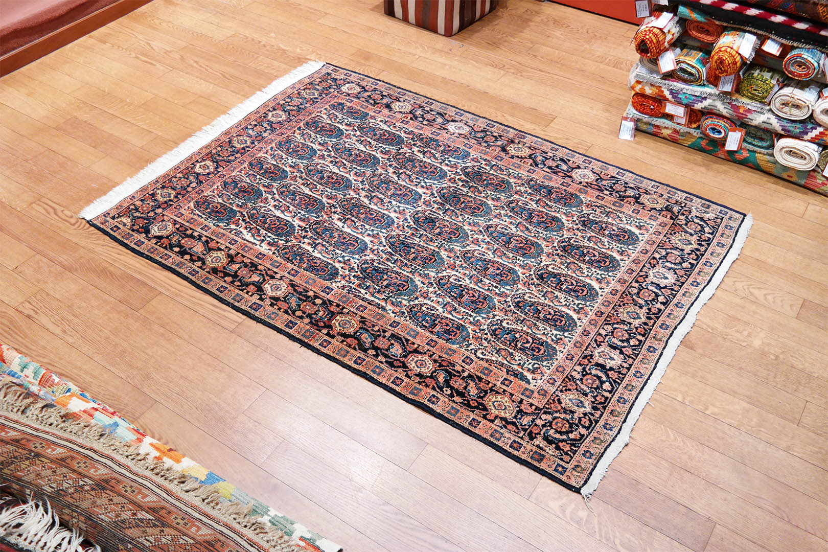 Szenné antik szőnyeg 190 x 134 cm