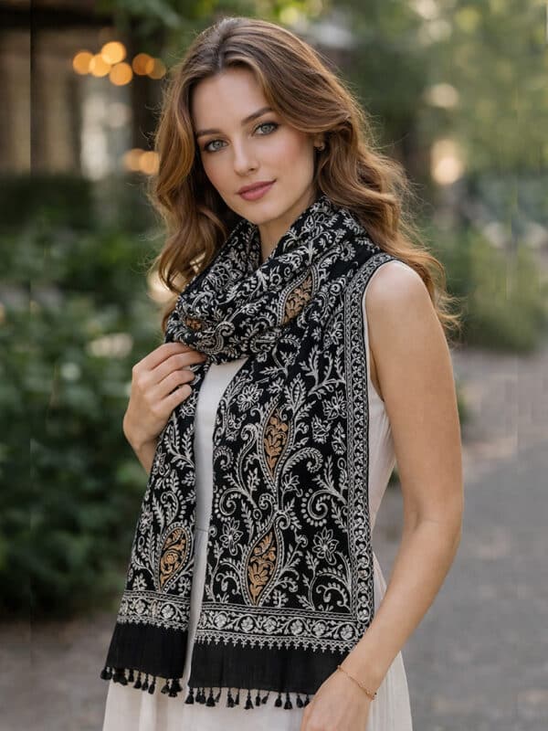 Selyem hímzett fekete stóla