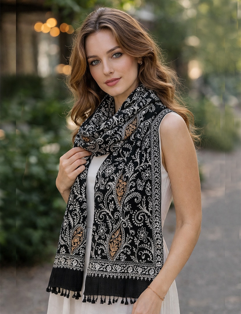 Selyem hímzett fekete stóla