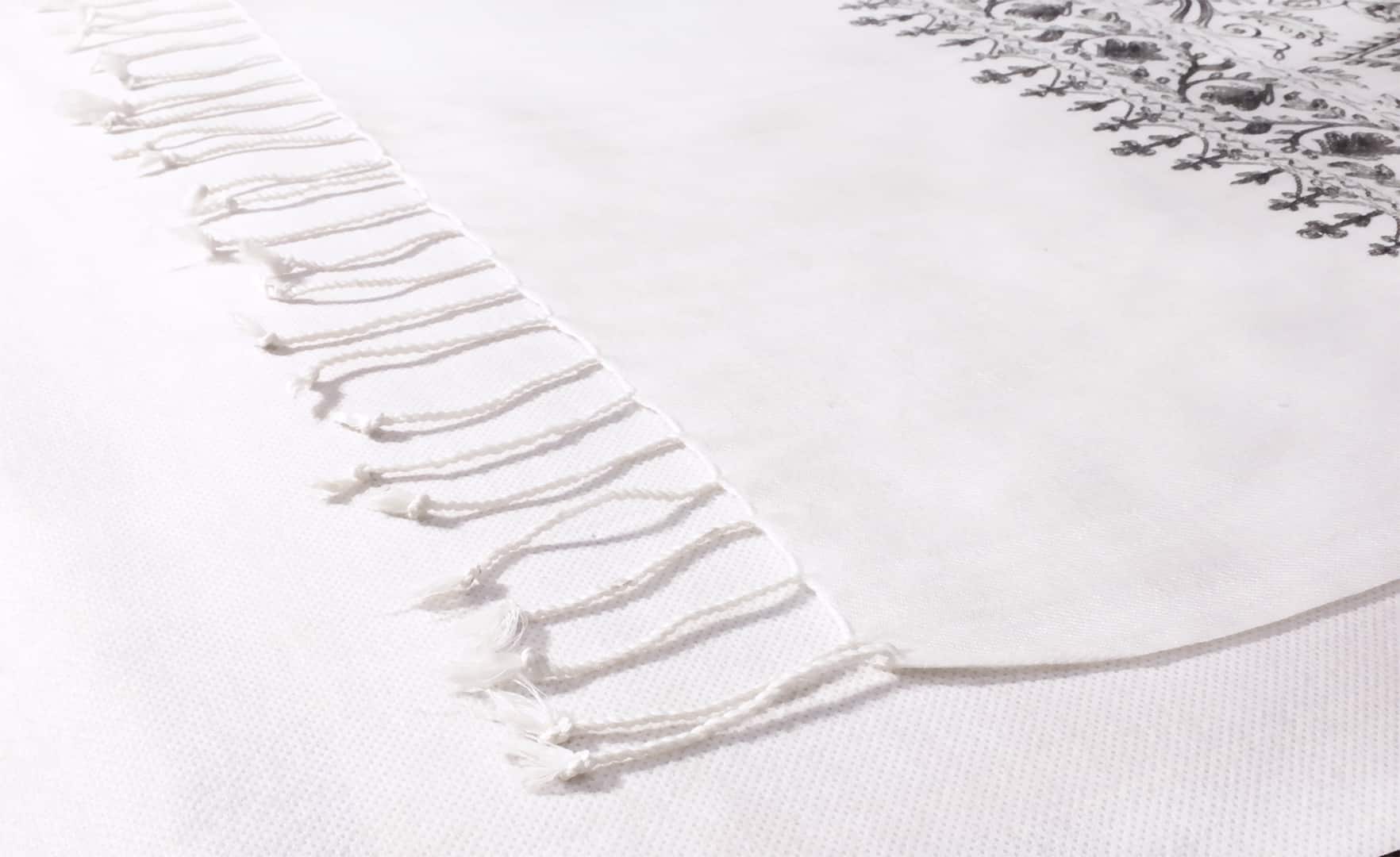 Selyem hímzett fehér stóla - EXGY24-EF-himzett-gyapju-selyem-sal-indiabol-b Selyem hímzett fehér stóla - EXGY24-EF-himzett-gyapju-selyem-sal-indiabol-b