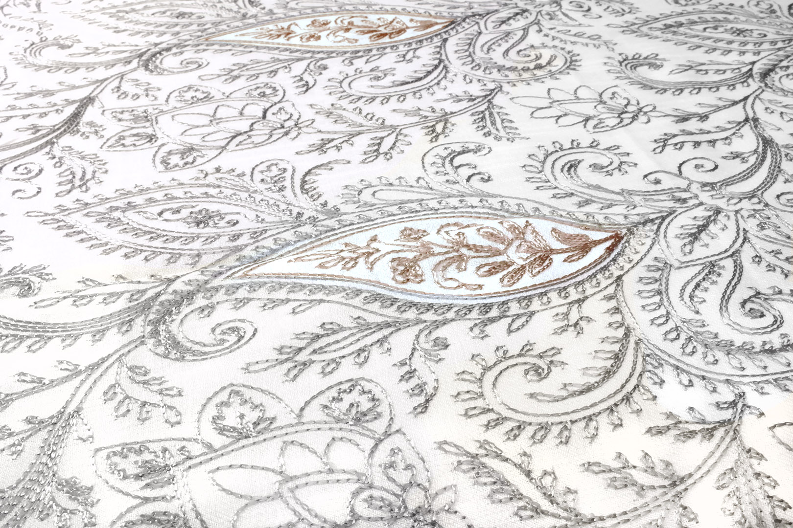 Selyem hímzett fehér stóla - EXGY24-EF-himzett-gyapju-selyem-sal-indiabol-c Selyem hímzett fehér stóla - EXGY24-EF-himzett-gyapju-selyem-sal-indiabol-c