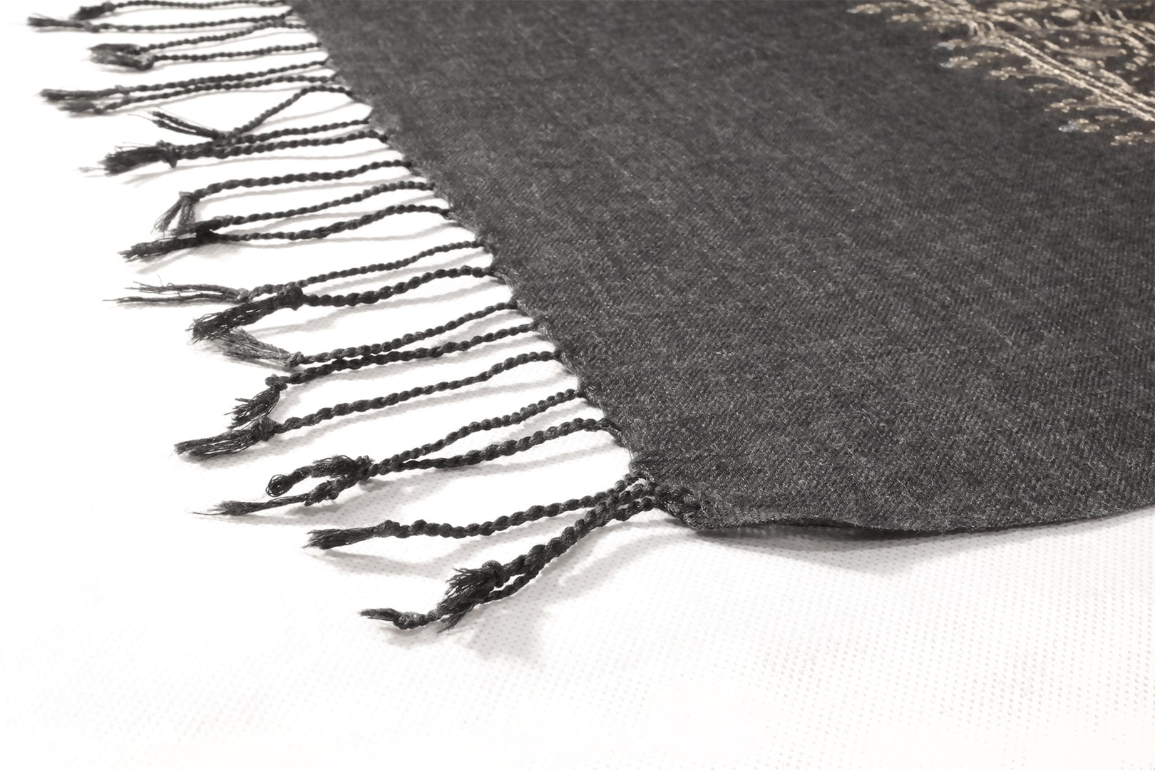 Selyem hímzett szürke stóla - EXGY24-FSZ-himzett-gyapju-selyem-sal-indiabol-b