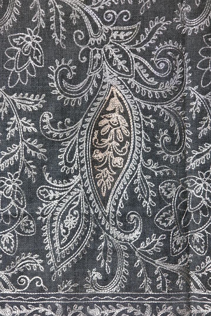 Selyem hímzett szürke stóla - EXGY24-FSZ-himzett-gyapju-selyem-sal-indiabol-d