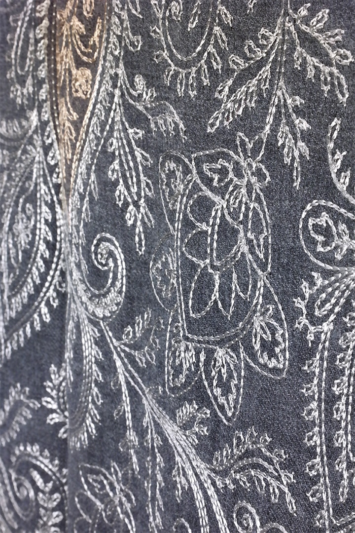 Selyem hímzett szürke stóla - EXGY24-FSZ-himzett-gyapju-selyem-sal-indiabol-e