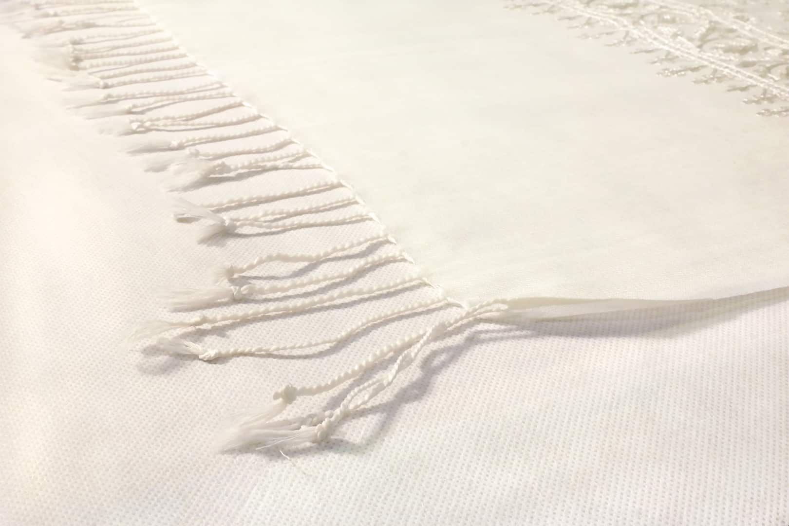 Selyem hímzett törtfehér stóla - EXGY24-HF-selyemmel-himzett-gyapju-sal-indiabol-b Selyem hímzett törtfehér stóla - EXGY24-HF-selyemmel-himzett-gyapju-sal-indiabol-b