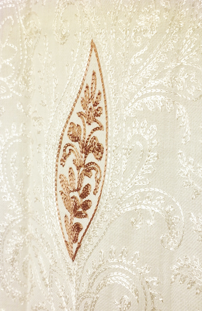 Selyem hímzett törtfehér stóla - EXGY24-HF-selyemmel-himzett-gyapju-sal-indiabol-e Selyem hímzett törtfehér stóla - EXGY24-HF-selyemmel-himzett-gyapju-sal-indiabol-e