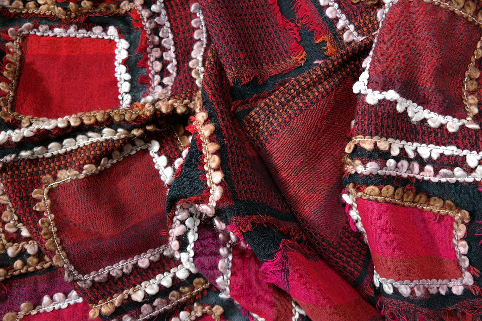 SAMSUNG CSC Hímzett piros gyapjú stóla - KJAM194-PF1-noi-gyapju-sal-indiabol-e