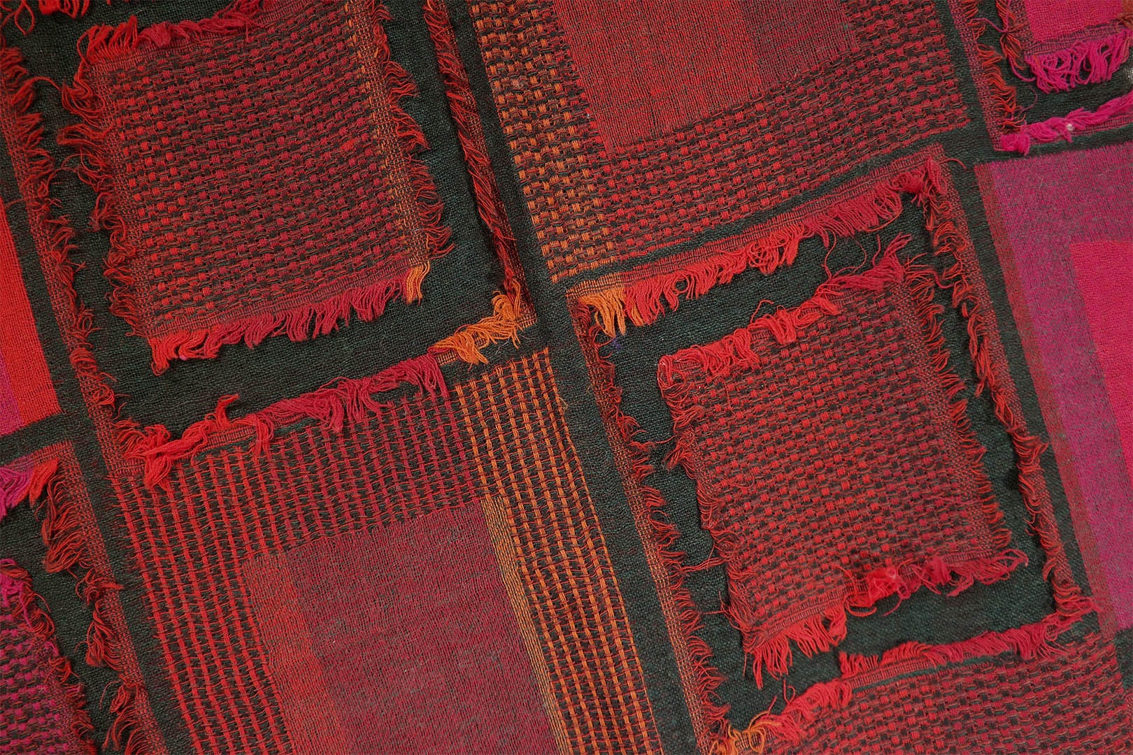 SAMSUNG CSC Hímzett piros gyapjú stóla - KJAM194-PF1-noi-gyapju-sal-indiabol-h