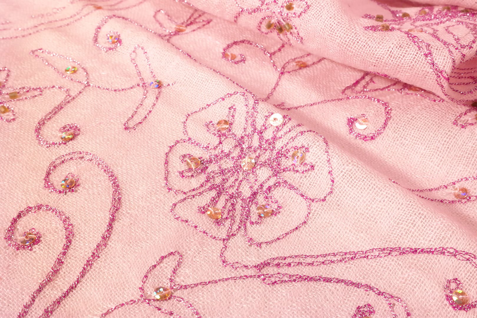 Hímzett halvány rózsaszín gyapjú sál - SHE125-R7-himzett-noi-gyapju-sal-indiabol-g