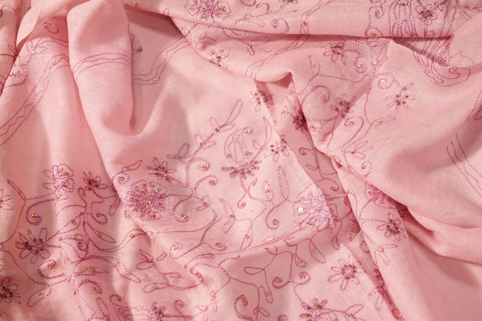 Hímzett halvány rózsaszín gyapjú sál - SHE125-R7-himzett-noi-gyapju-sal-indiabol-h