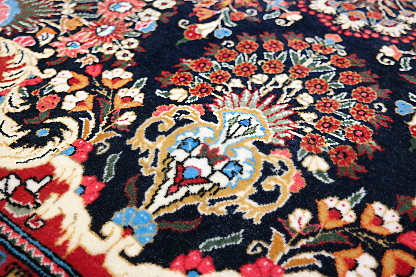 Ghom iráni szőnyeg 217 x 138 cm - KR2123-Ghom-kezi-csomozasu-gyapju-szonyeg-iranbol-k Ghom iráni szőnyeg 217 x 138 cm - KR2123-Ghom-kezi-csomozasu-gyapju-szonyeg-iranbol-k