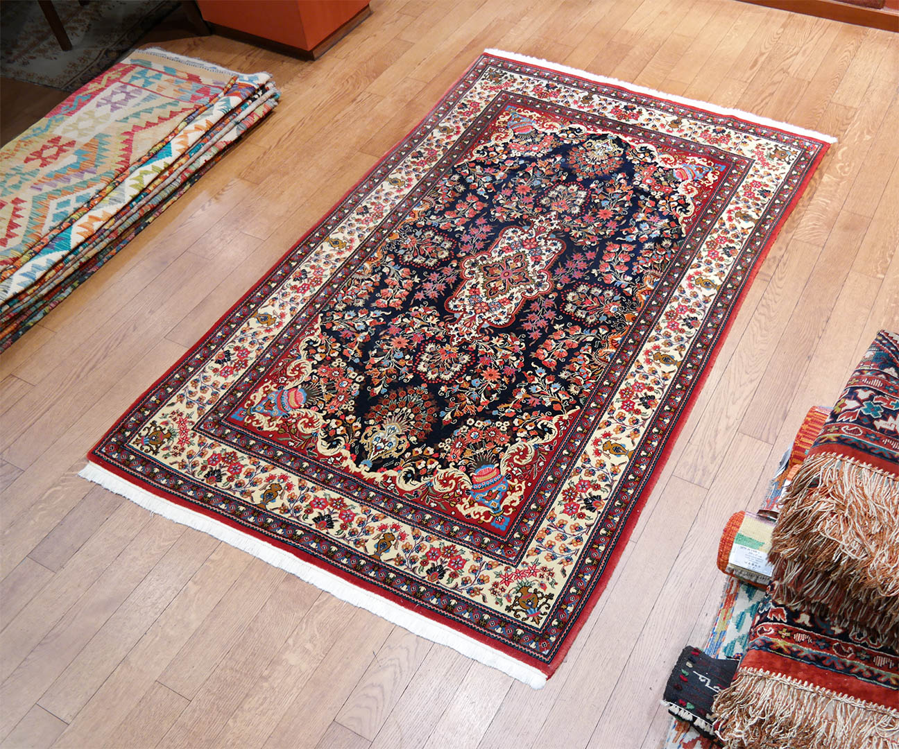 Ghom iráni szőnyeg 217 x 138 cm - KR2123-Ghom-kezi-csomozasu-gyapju-szonyeg-iranbol-o