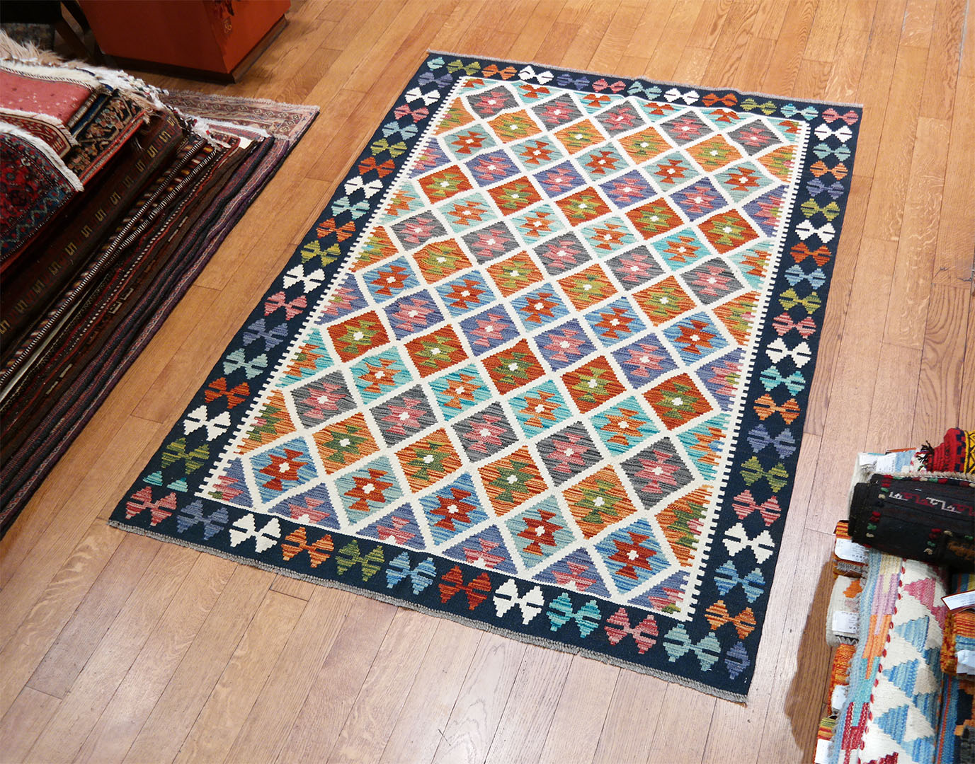 Kilim szövött szőnyeg 203 x 151 cm - SPM30-1883-maimana-kilim-kezi-szovesu-gyapju-szonyeg-pakisztanbol-c Kilim szövött szőnyeg 203 x 151 cm - SPM30-1883-maimana-kilim-kezi-szovesu-gyapju-szonyeg-pakisztanbol-c