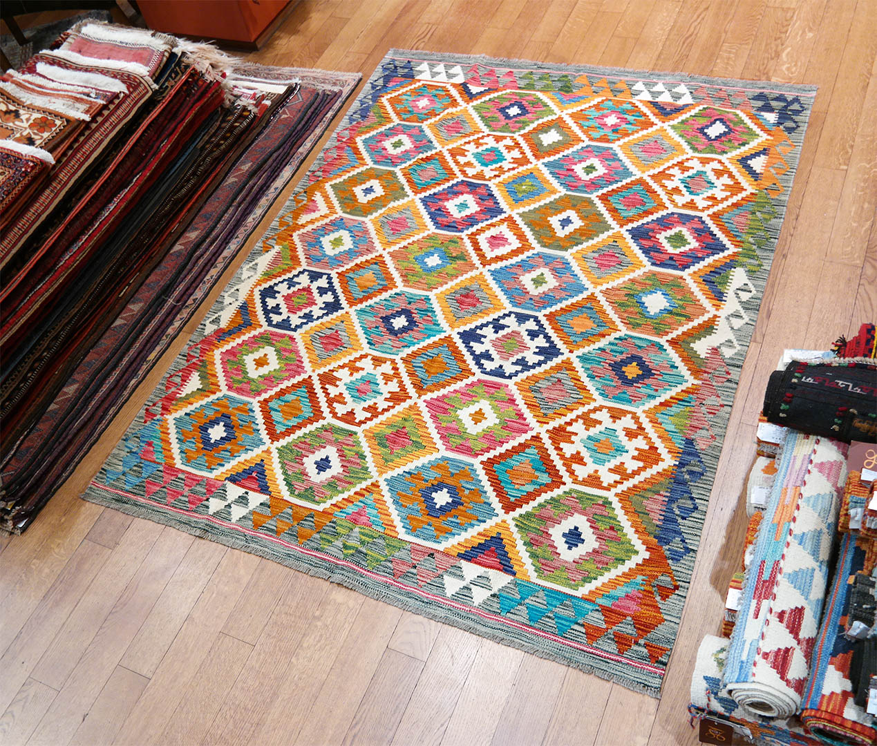 Kilim szövött szőnyeg 210 x 158 cm - SPM30-1887-maimana-kilim-kezi-szovesu-gyapju-szonyeg-pakisztanbol-c Kilim szövött szőnyeg 210 x 158 cm - SPM30-1887-maimana-kilim-kezi-szovesu-gyapju-szonyeg-pakisztanbol-c