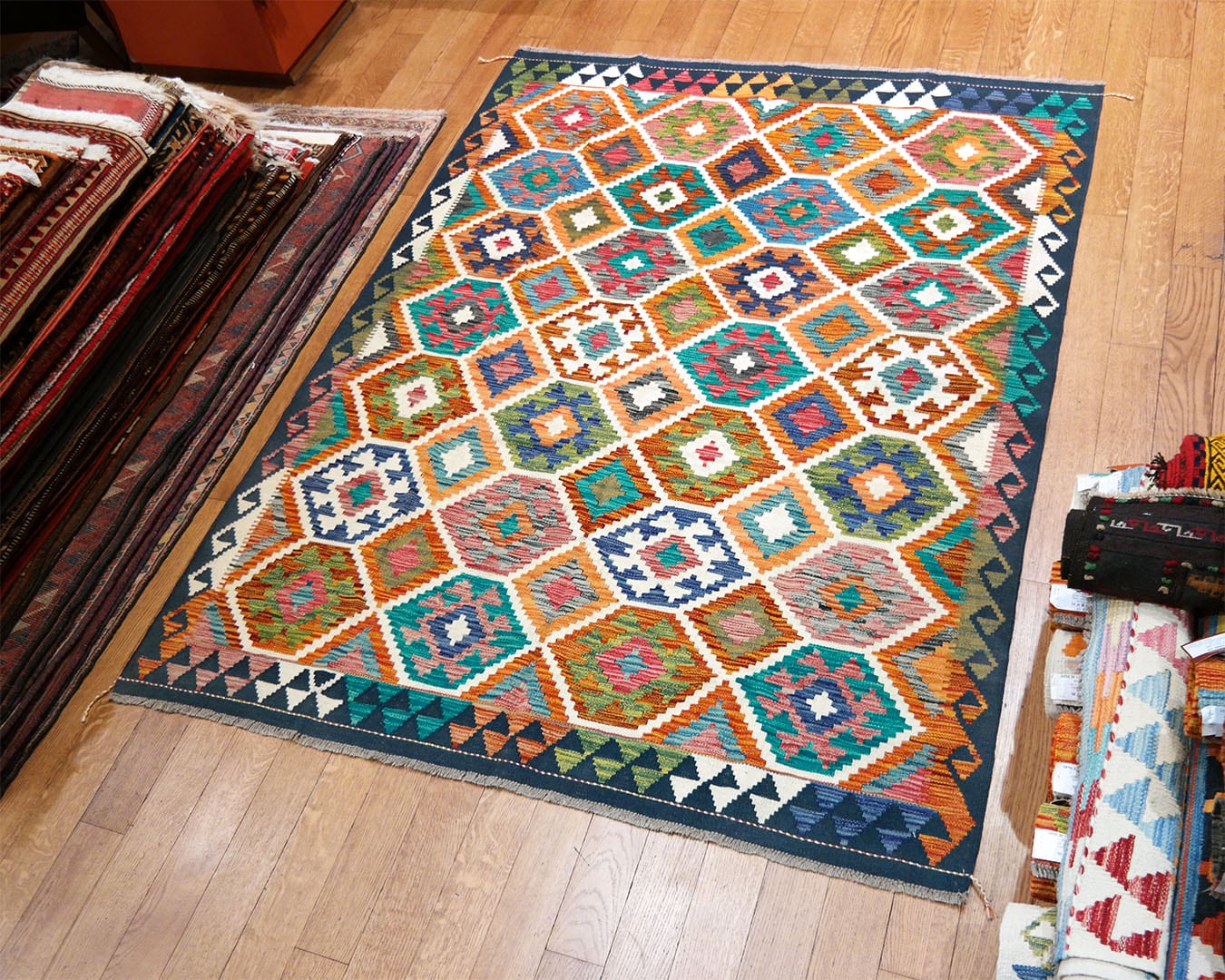 Kilim szövött szőnyeg 208 x 160 cm - SPM30-1891-maimana-kilim-kezi-szovesu-gyapju-szonyeg-pakisztanbol-c Kilim szövött szőnyeg 208 x 160 cm - SPM30-1891-maimana-kilim-kezi-szovesu-gyapju-szonyeg-pakisztanbol-c