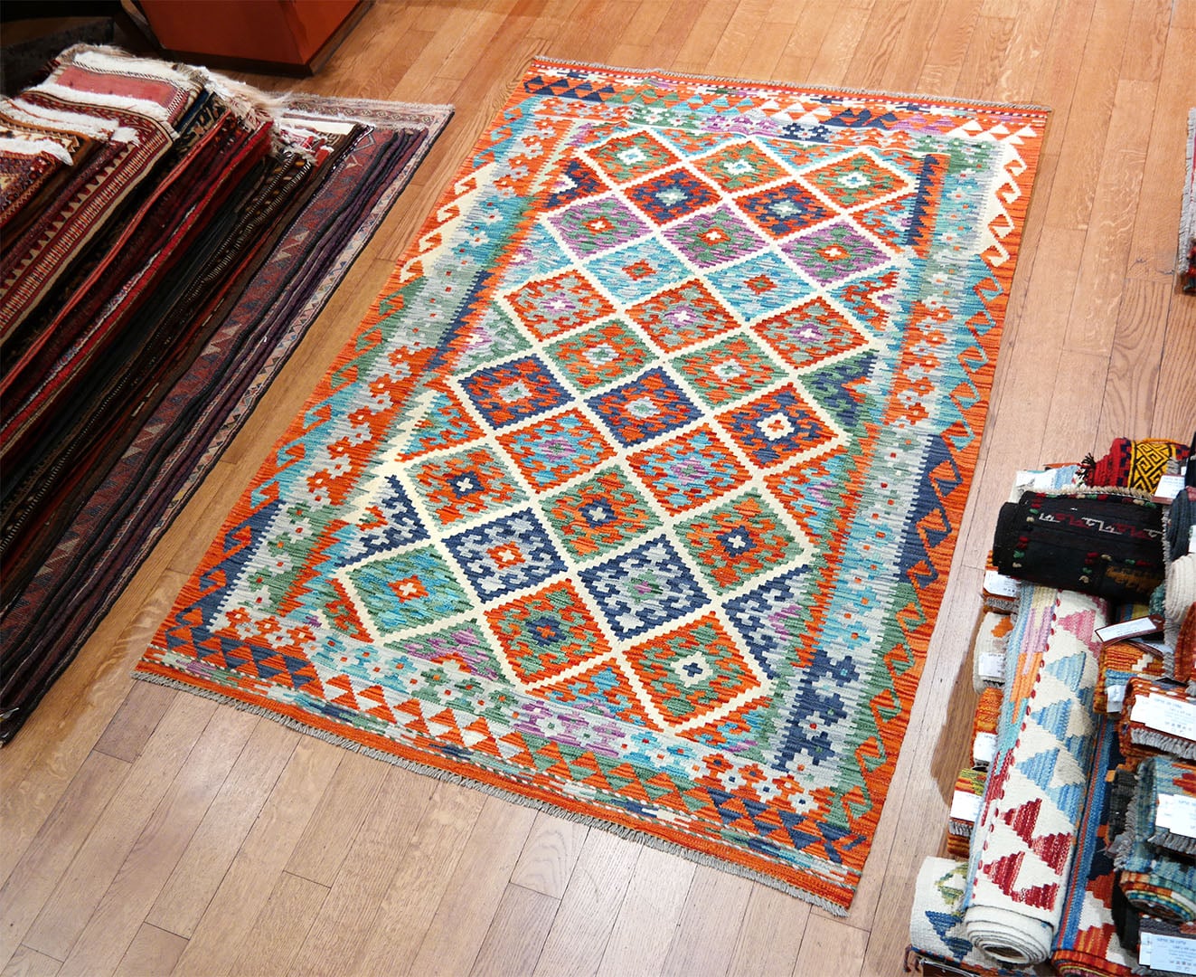 Kilim szövött szőnyeg 212 x 151 cm - SPM30-1899-maimana-kilim-kezi-szovesu-gyapju-szonyeg-pakisztanbol-c Kilim szövött szőnyeg 212 x 151 cm - SPM30-1899-maimana-kilim-kezi-szovesu-gyapju-szonyeg-pakisztanbol-c