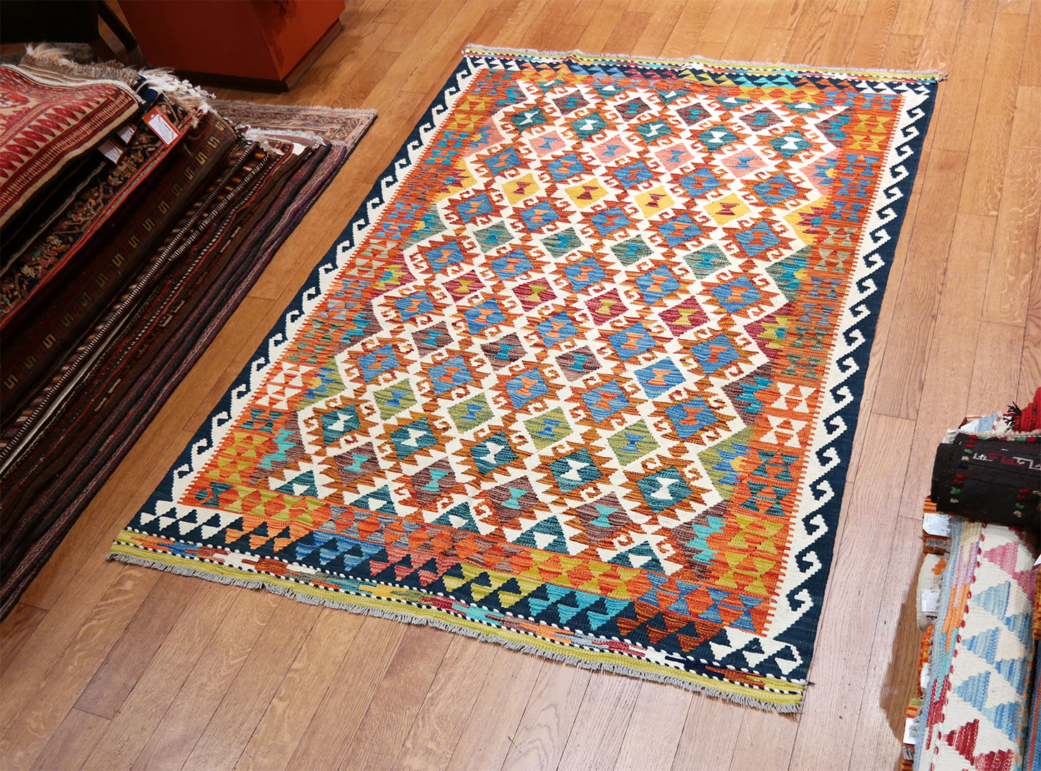 Kilim szövött szőnyeg 209 x 153 cm - SPM30-1902-maimana-kilim-kezi-szovesu-gyapju-szonyeg-pakisztanbol-c Kilim szövött szőnyeg 209 x 153 cm - SPM30-1902-maimana-kilim-kezi-szovesu-gyapju-szonyeg-pakisztanbol-c