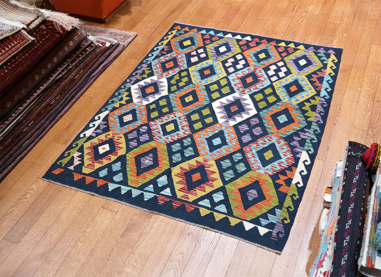 Kilim szövött szőnyeg 188 x 153 cm - SPM30-1906-maimana-kilim-kezi-szovesu-gyapju-szonyeg-pakisztanbol-c Kilim szövött szőnyeg 188 x 153 cm - SPM30-1906-maimana-kilim-kezi-szovesu-gyapju-szonyeg-pakisztanbol-c