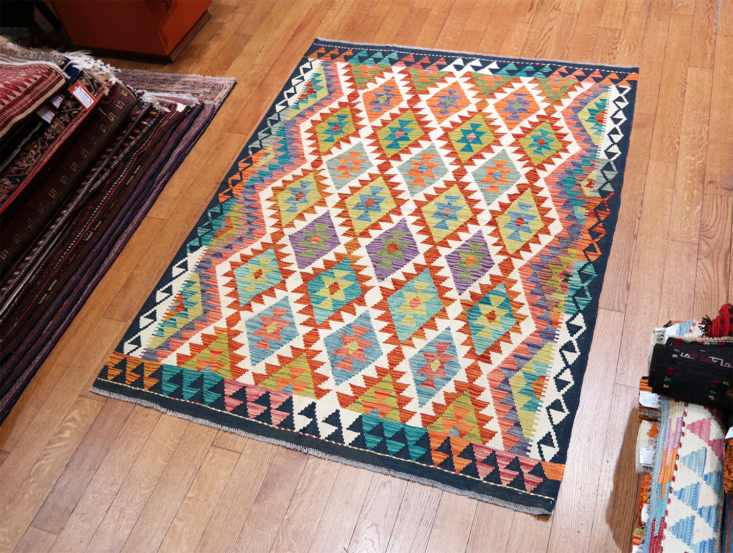 Kilim szövött szőnyeg 198 x 151 cm - SPM30-1909-maimana-kilim-kezi-szovesu-gyapju-szonyeg-pakisztanbol-c Kilim szövött szőnyeg 198 x 151 cm - SPM30-1909-maimana-kilim-kezi-szovesu-gyapju-szonyeg-pakisztanbol-c