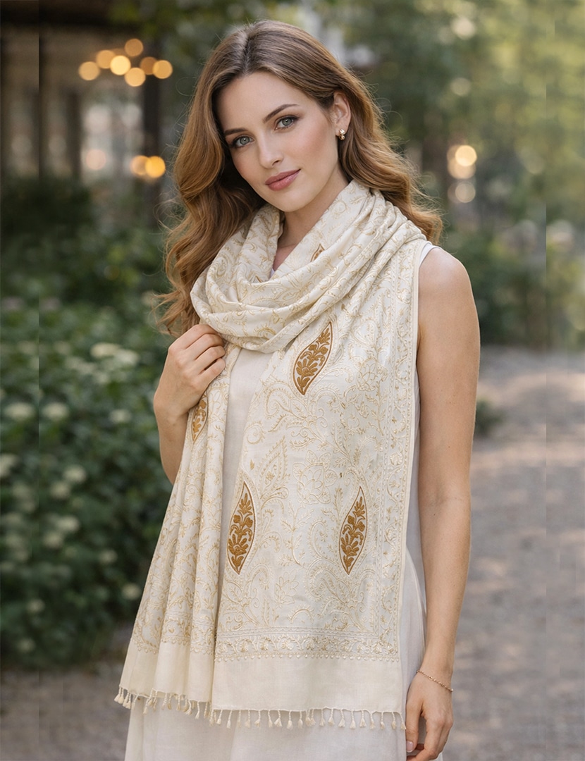 Selyem hímzett fehér stóla