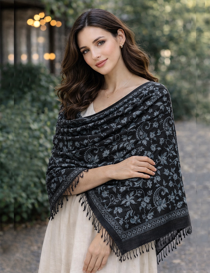 Selyem hímzett kék stóla